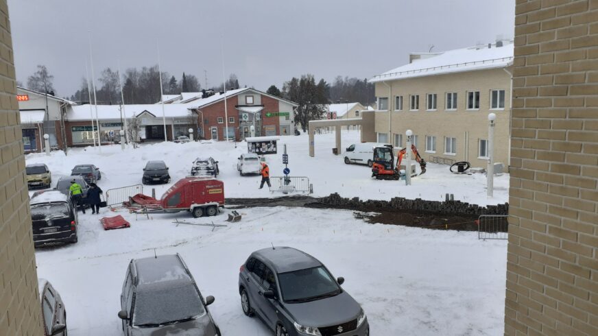 kunnantalon pihalle rakennetaan sähköautojen latauspistettä