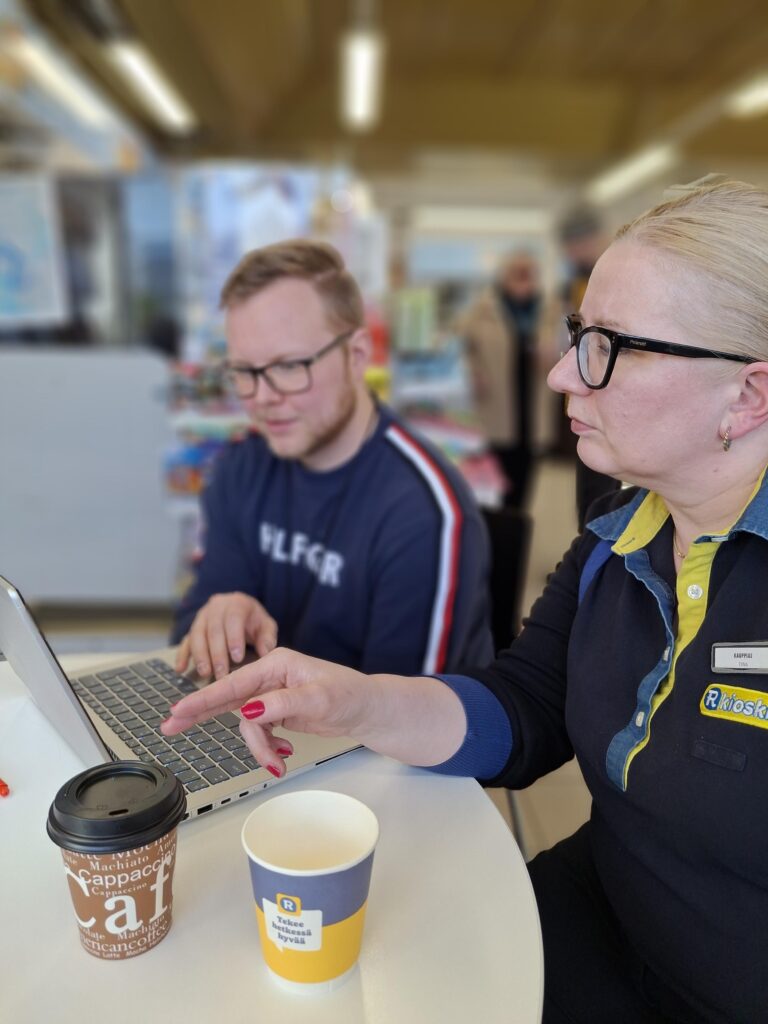 Joonas Marjakangas Tiina Puttonen Kangasniemellä. Kesätyöpaikkailmoitus Mikkelin seudun Työllisyysalueelle.